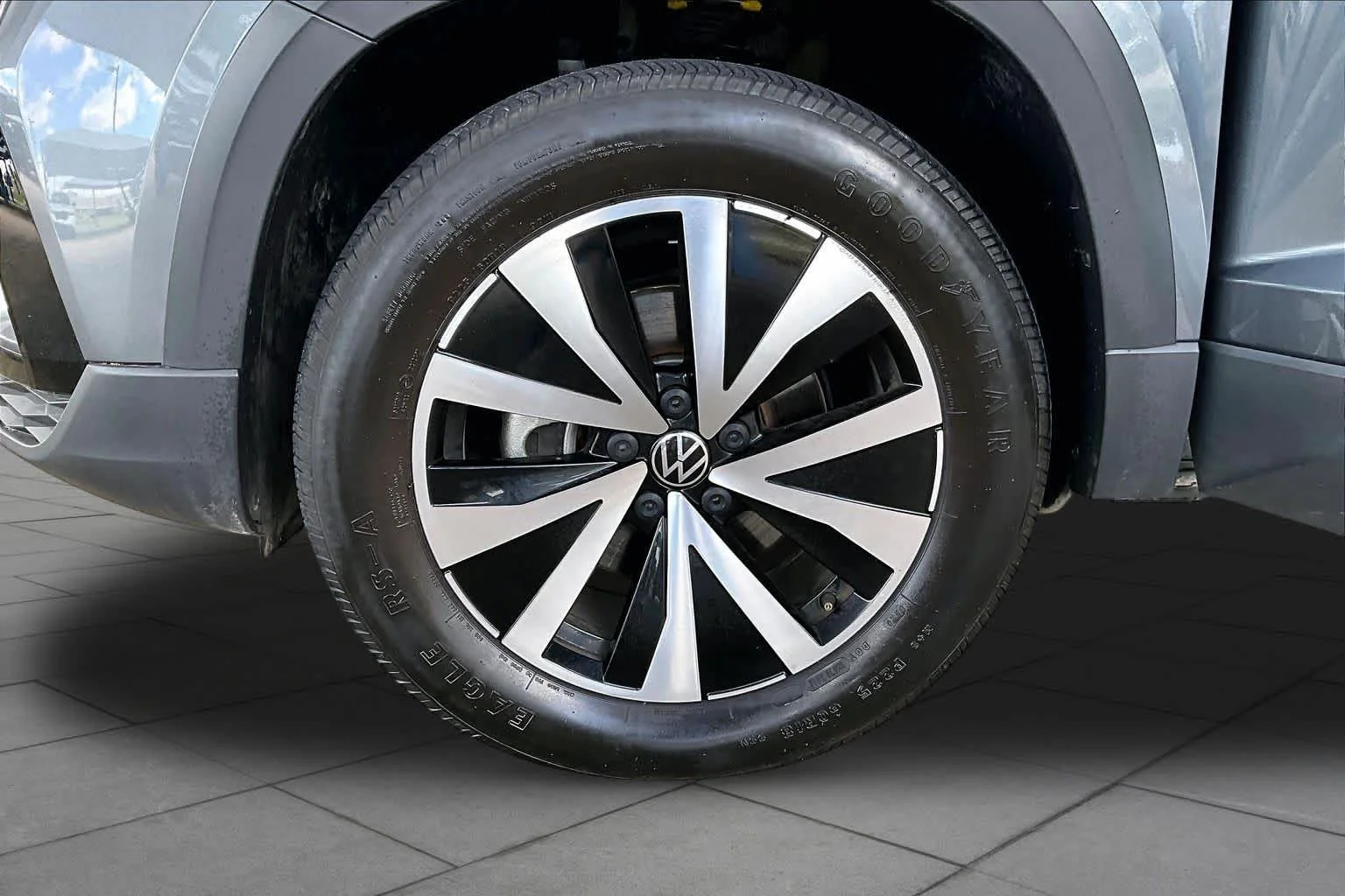 Used 2022 Platinum Gray Metallic Volkswagen SE image 11