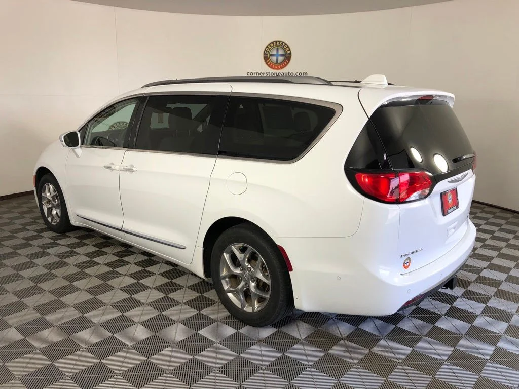 Used 2018 Bright White Clearcoat Chrysler Limited image 19