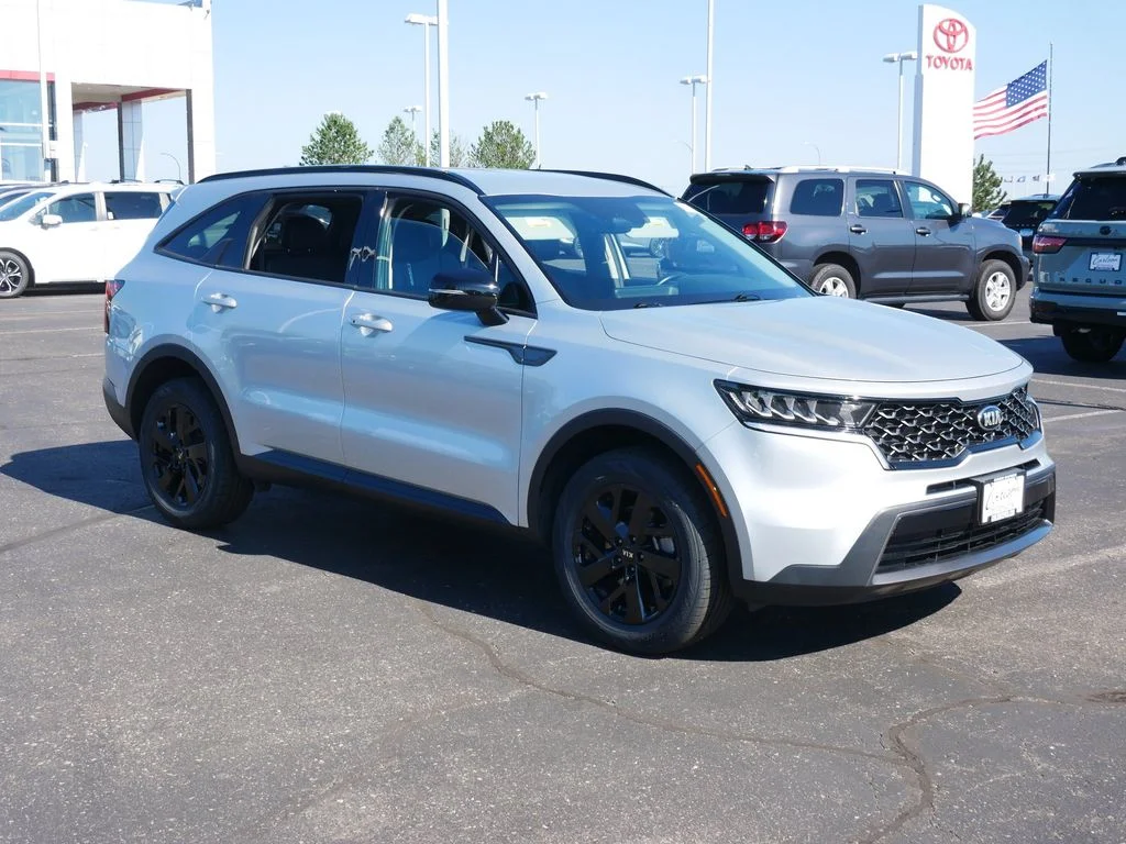 Used 2021 Kia Sorento S with VIN 5XYRLDLCXMG070794 for sale in Minneapolis, Minnesota