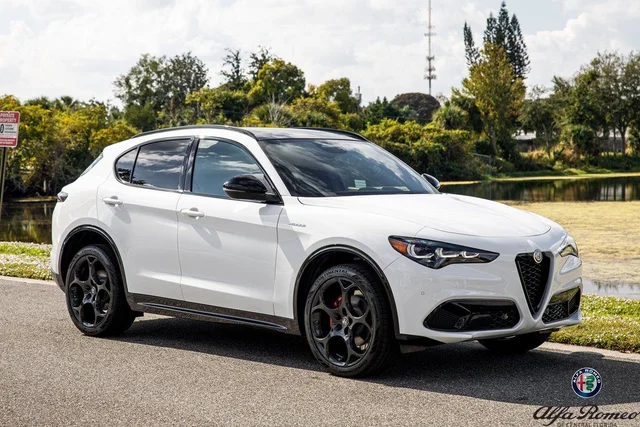 2025 Alfa Romeo Stelvio Base