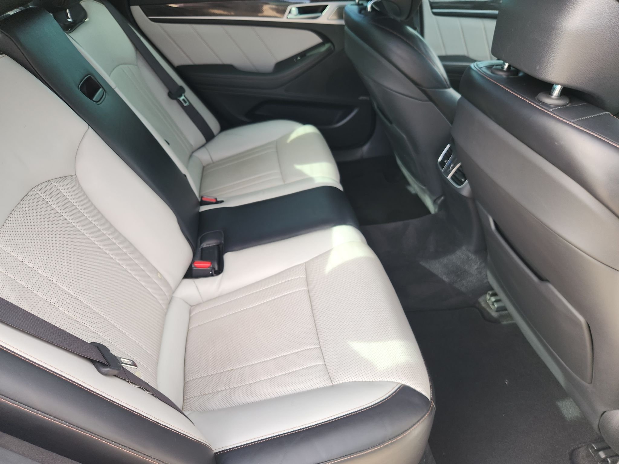 Used 2018 Casablanca White Genesis 3.3T Sport image 33