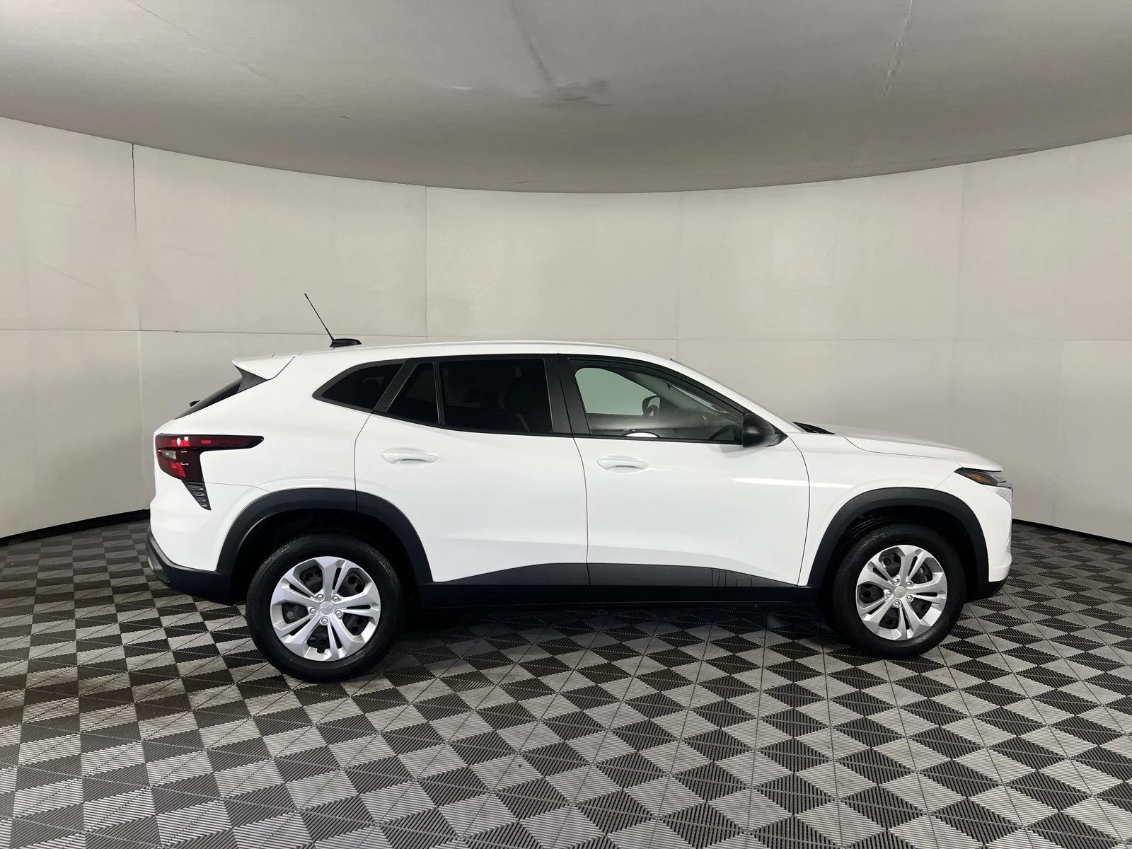 Used 2024 Summit White Chevrolet LS image 8