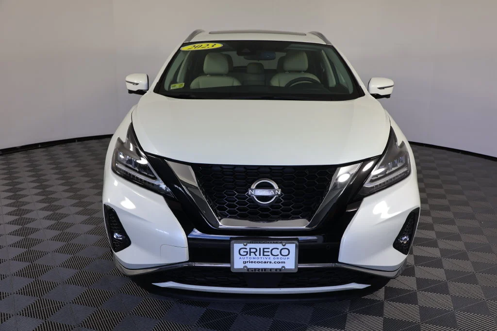 Used 2023 Pearl White Nissan Platinum image 3