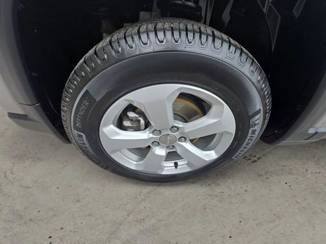 Used 2017 Silver Jeep Latitude image 14