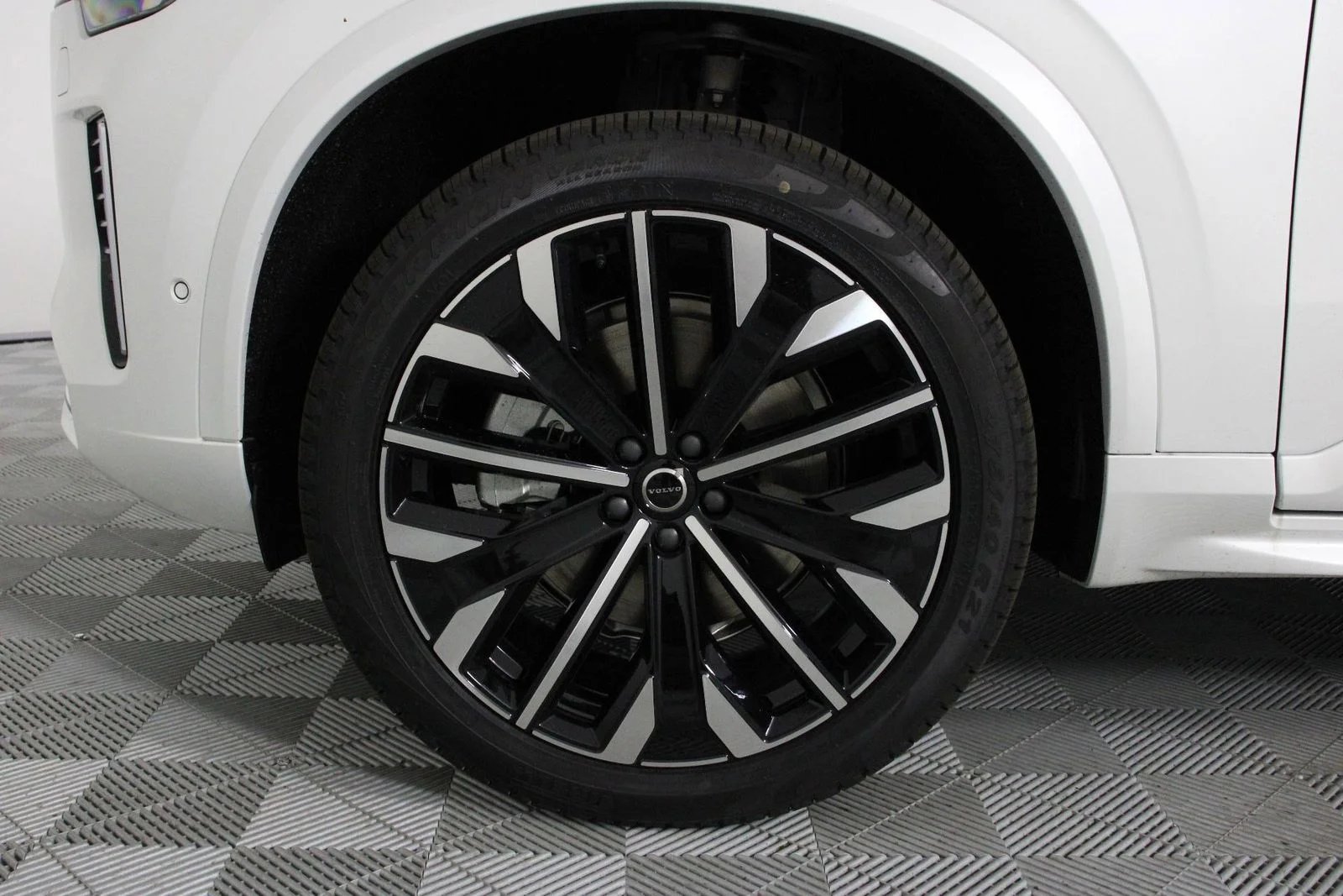 New 2025 White Volvo B6 Plus 7-Seater image 13