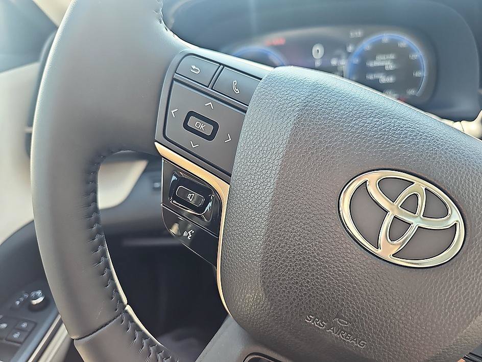 Used 2023 Oxygen White Toyota Limited image 22