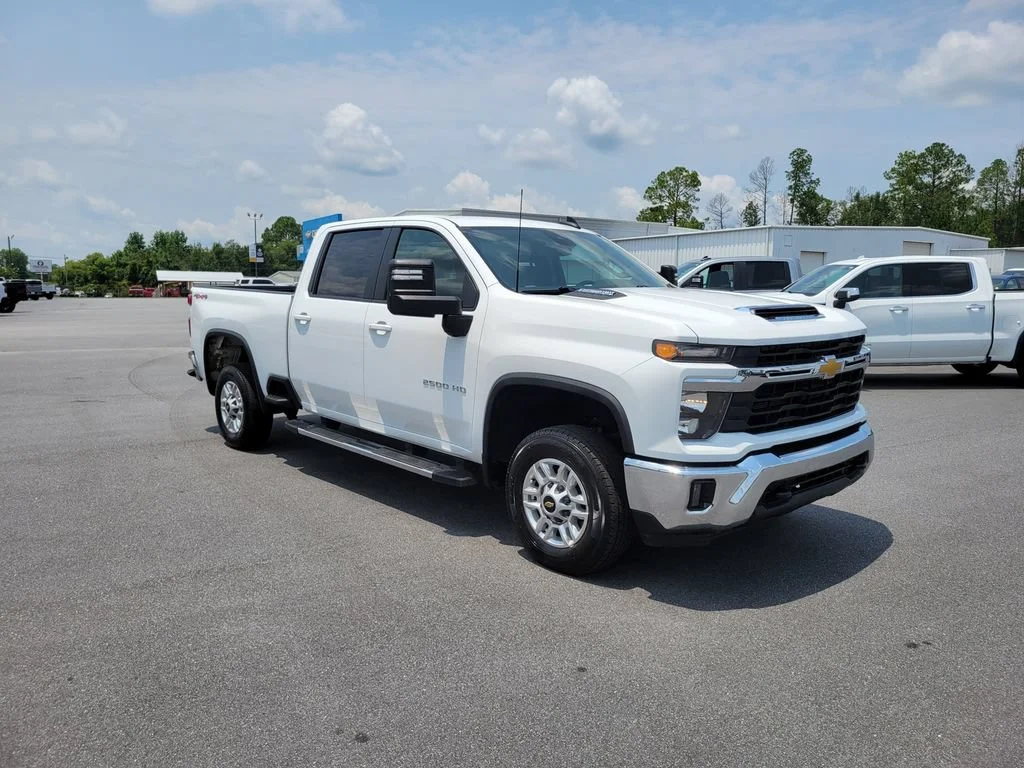 Used 2025 Summit White Chevrolet LT image 7
