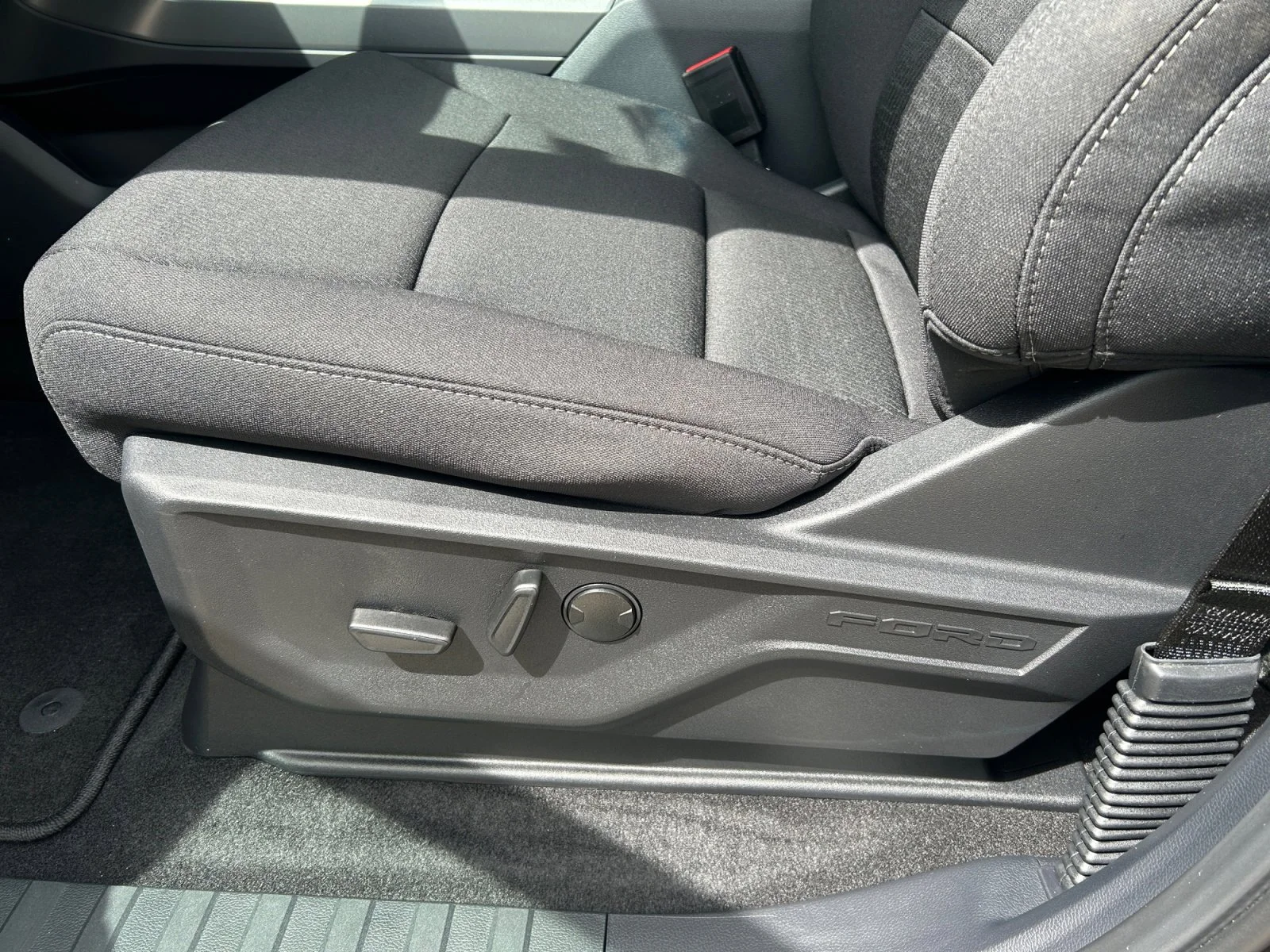 New 2026 Agate Black Metallic Ford XLT image 15