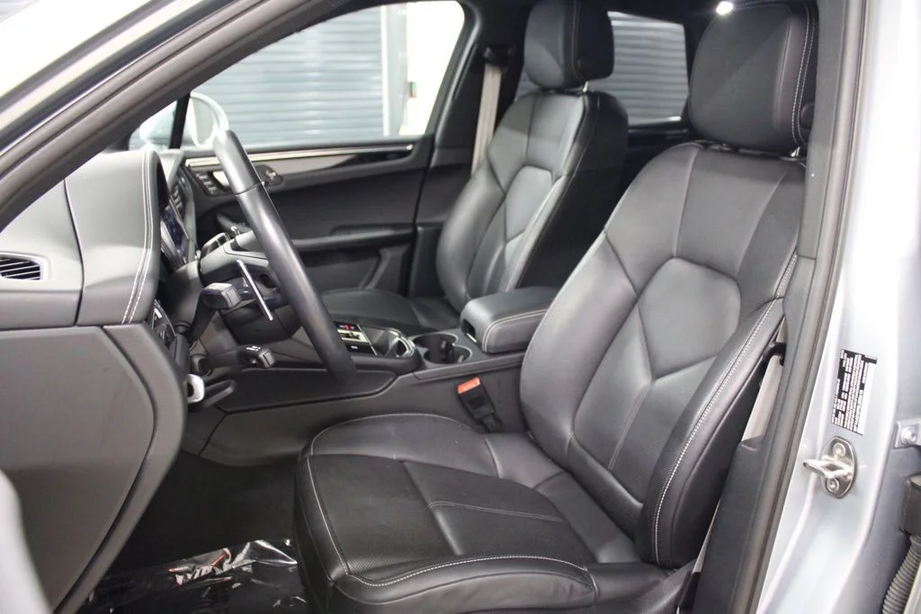 Used 2025  Porsche  image 5