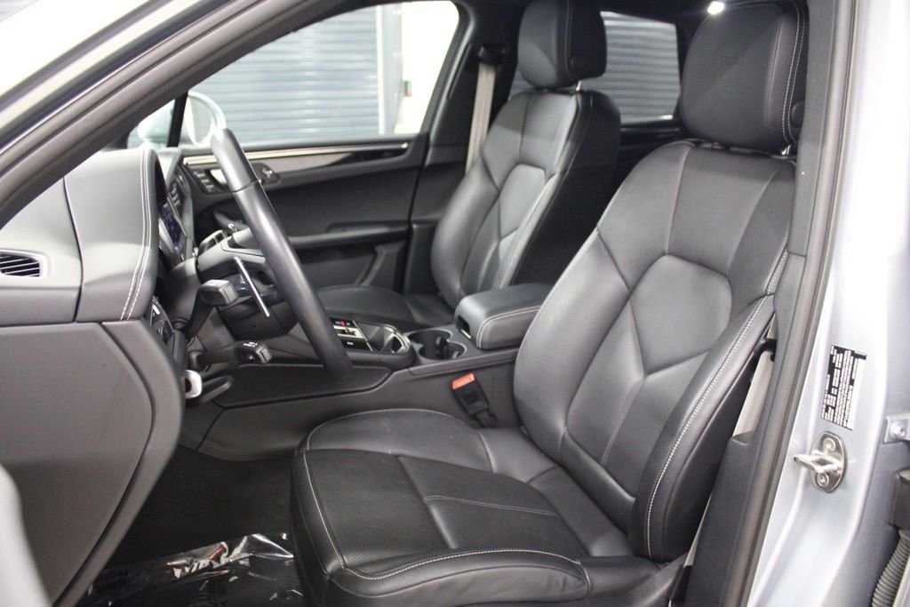 Used 2025  Porsche  image 5