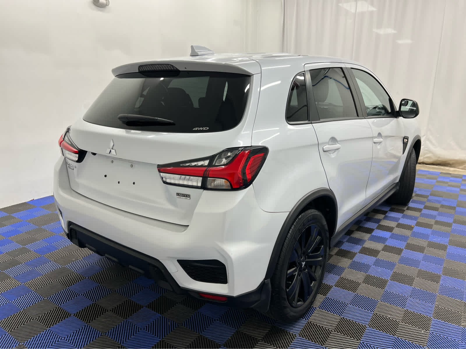 Used 2023 White Diamond Mitsubishi LE image 5