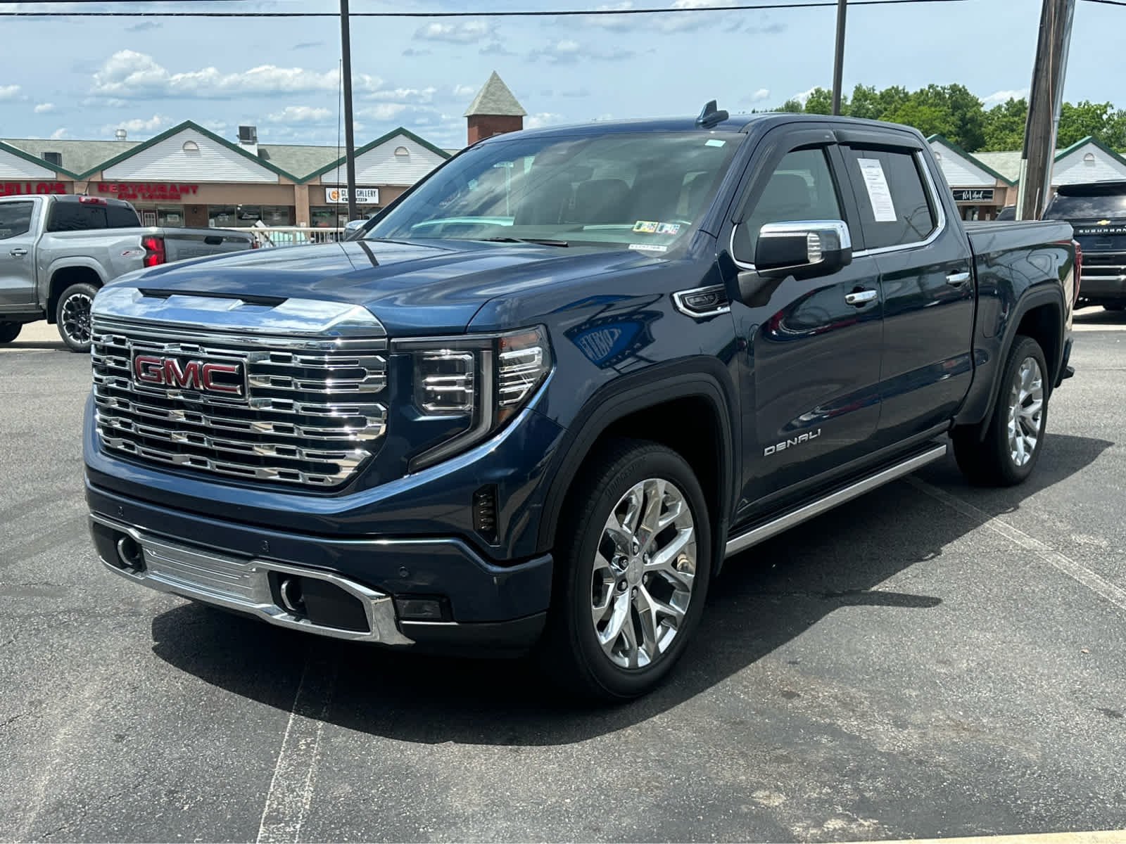 2023 GMC Sierra 4WD Crew Cab Short Box Denali's photo