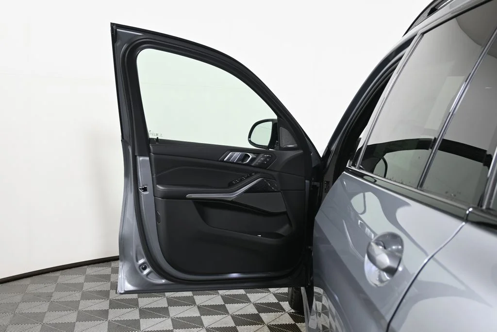 Used 2027 Gray BMW M60i image 28