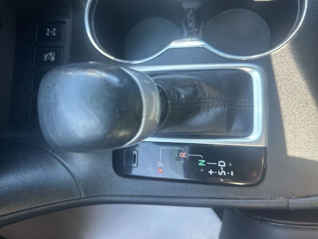 Used 2016 Silver Toyota LE V6 image 26