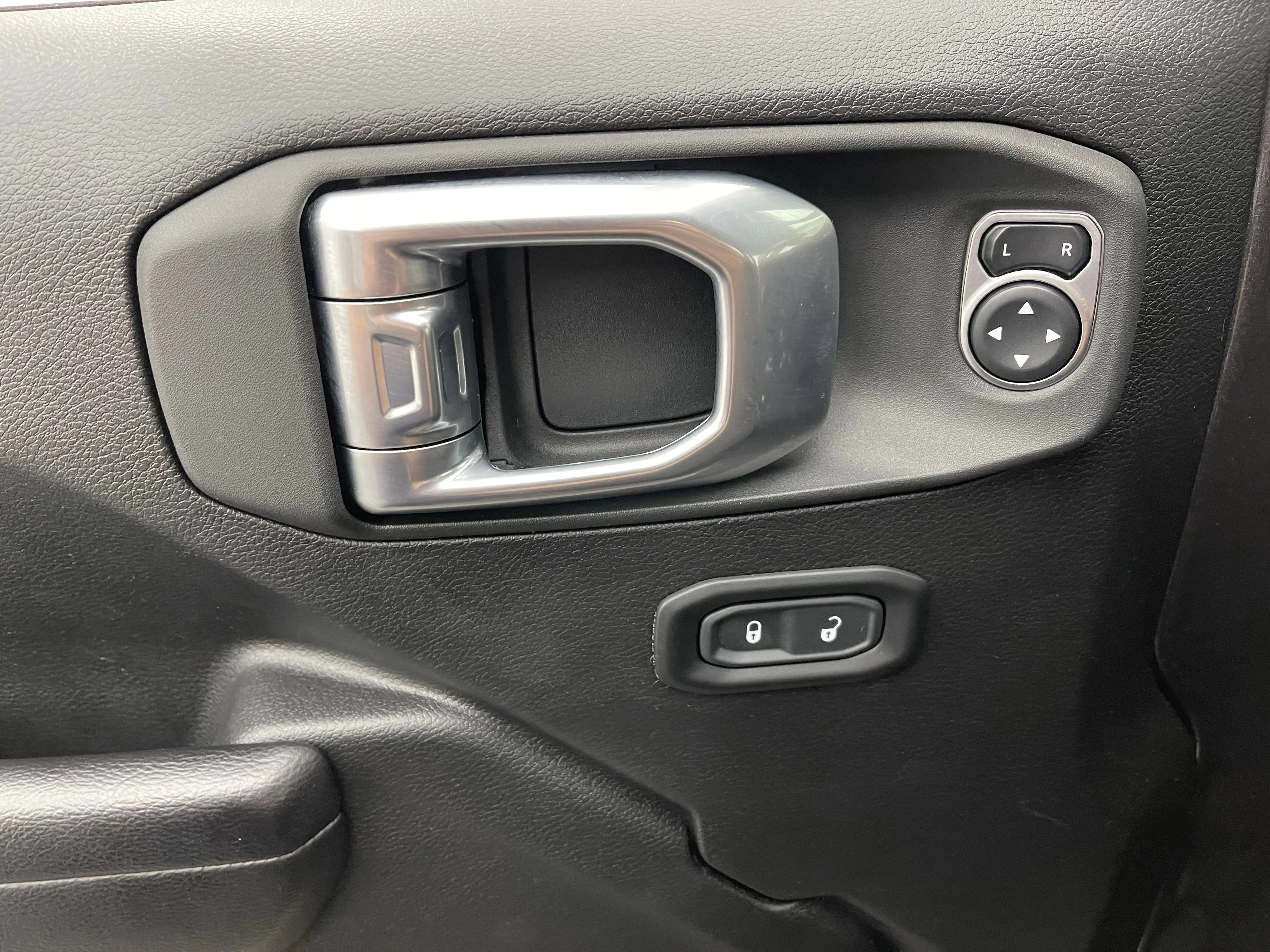 Used 2021  Jeep Rubicon image 15
