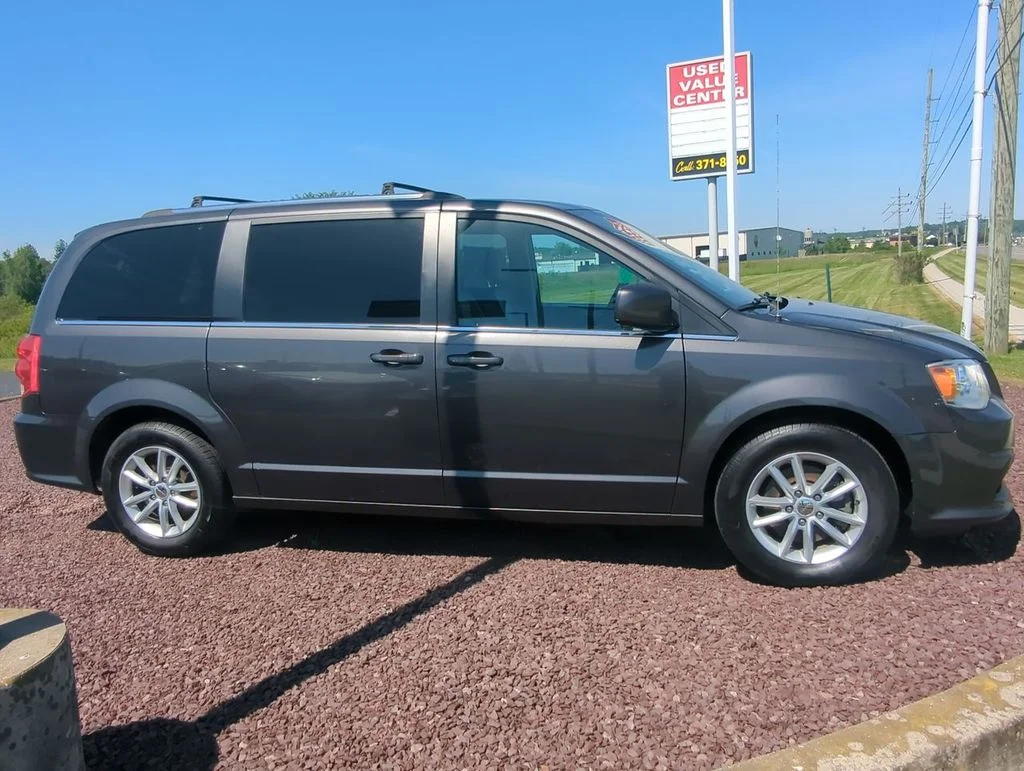 Used 2019 Gray Dodge SXT image 9