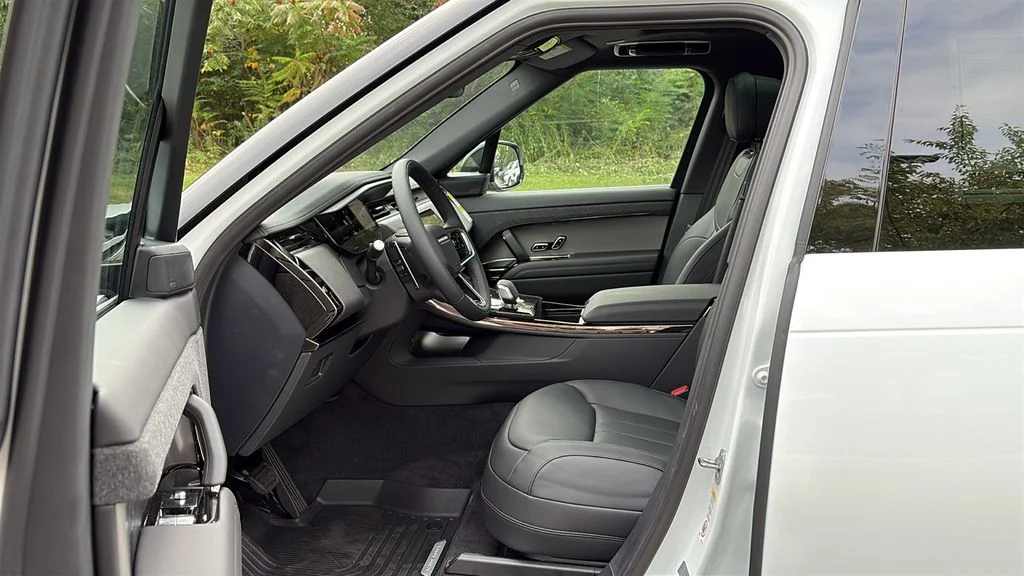 New 2027 White Land Rover SE image 12