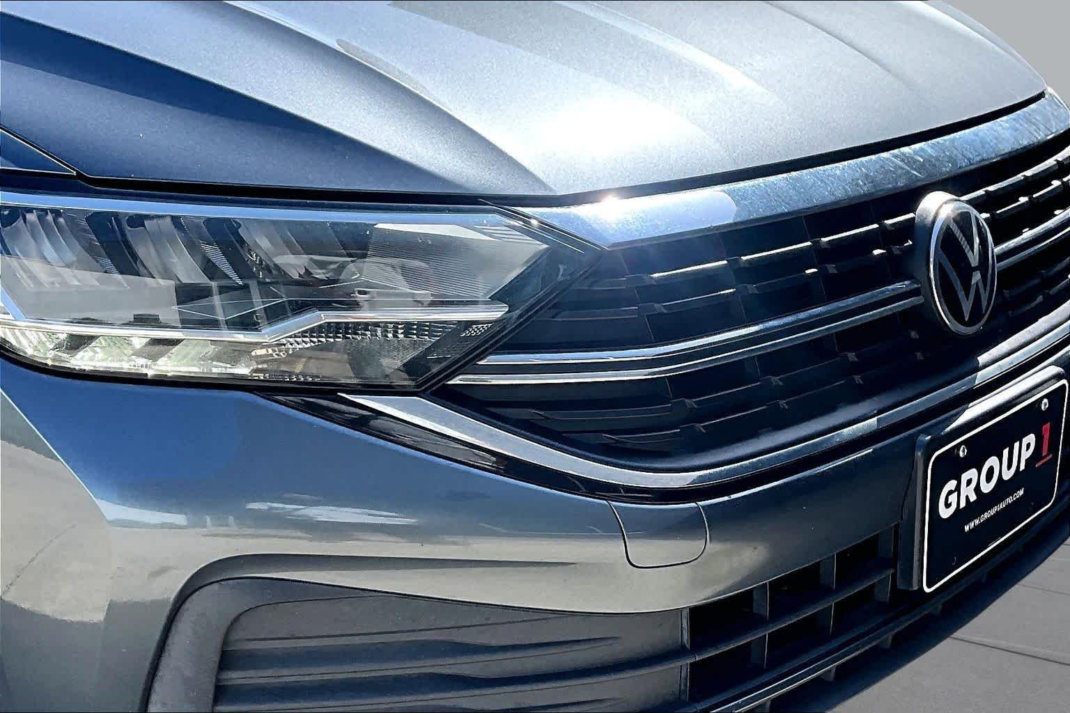 Used 2022 Platinum Gray Metallic Volkswagen SE image 29