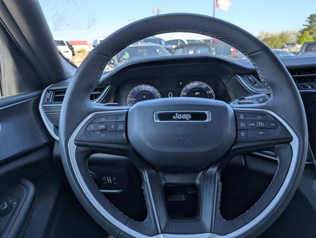 Used 2025 Silver Jeep Altitude image 18