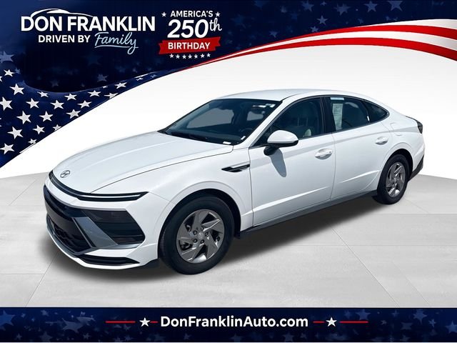 Used 2025 White Hyundai SE image 1