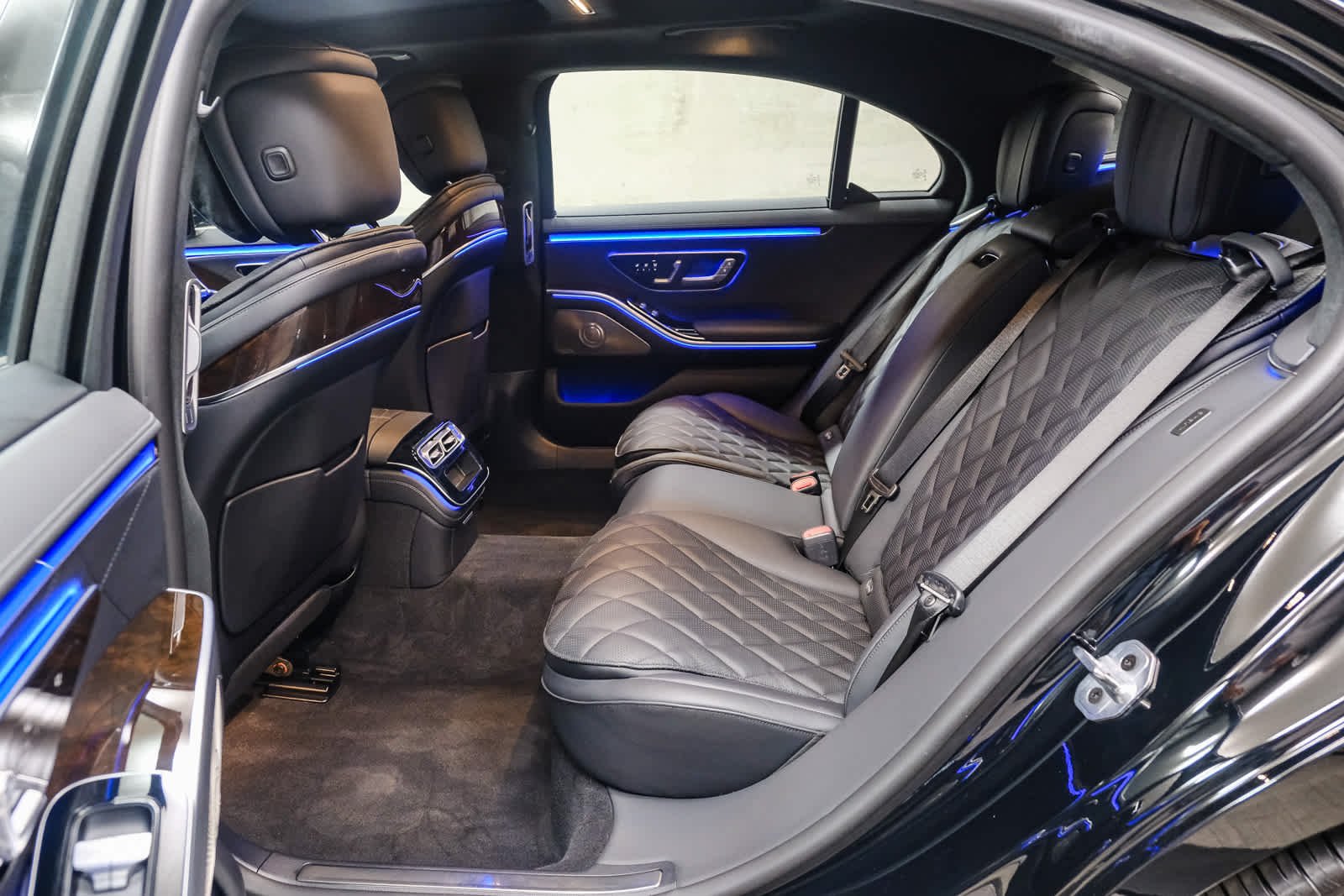Used 2024 Black Mercedes-Benz S 580e image 24