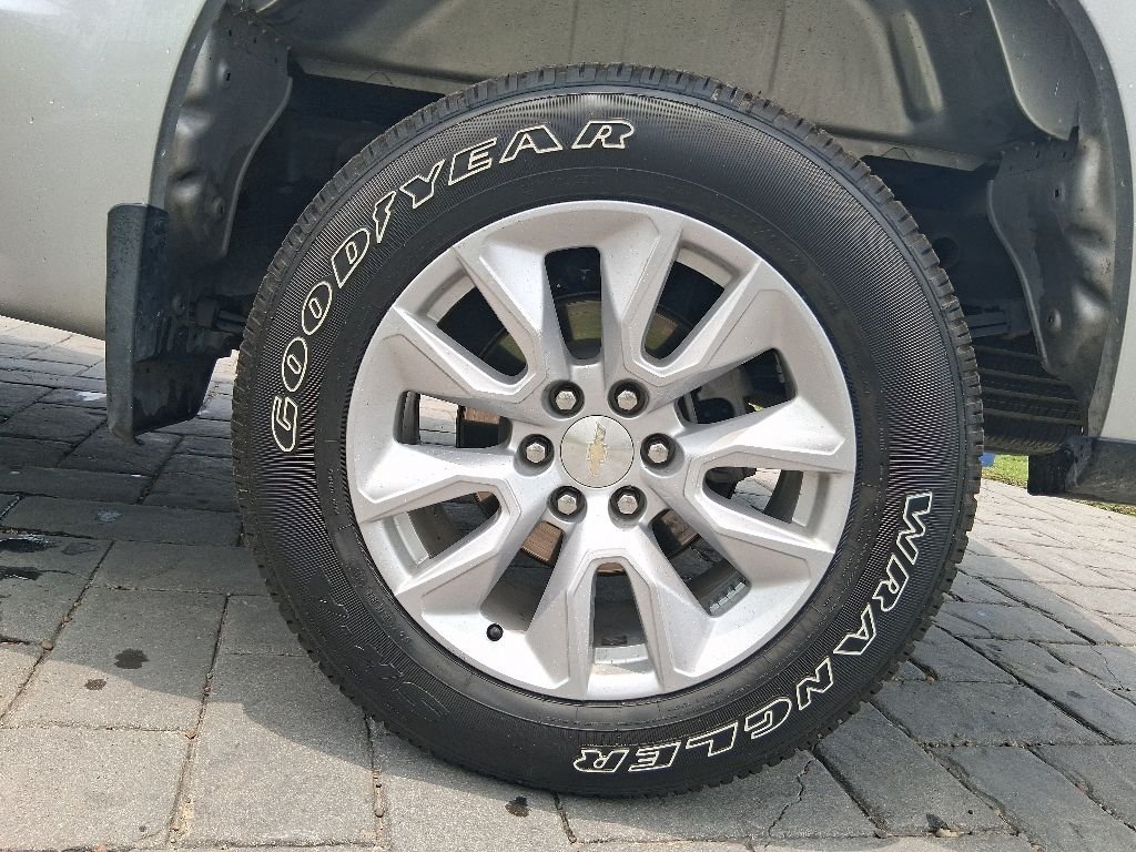 Used 2022 Silver Chevrolet Custom image 17