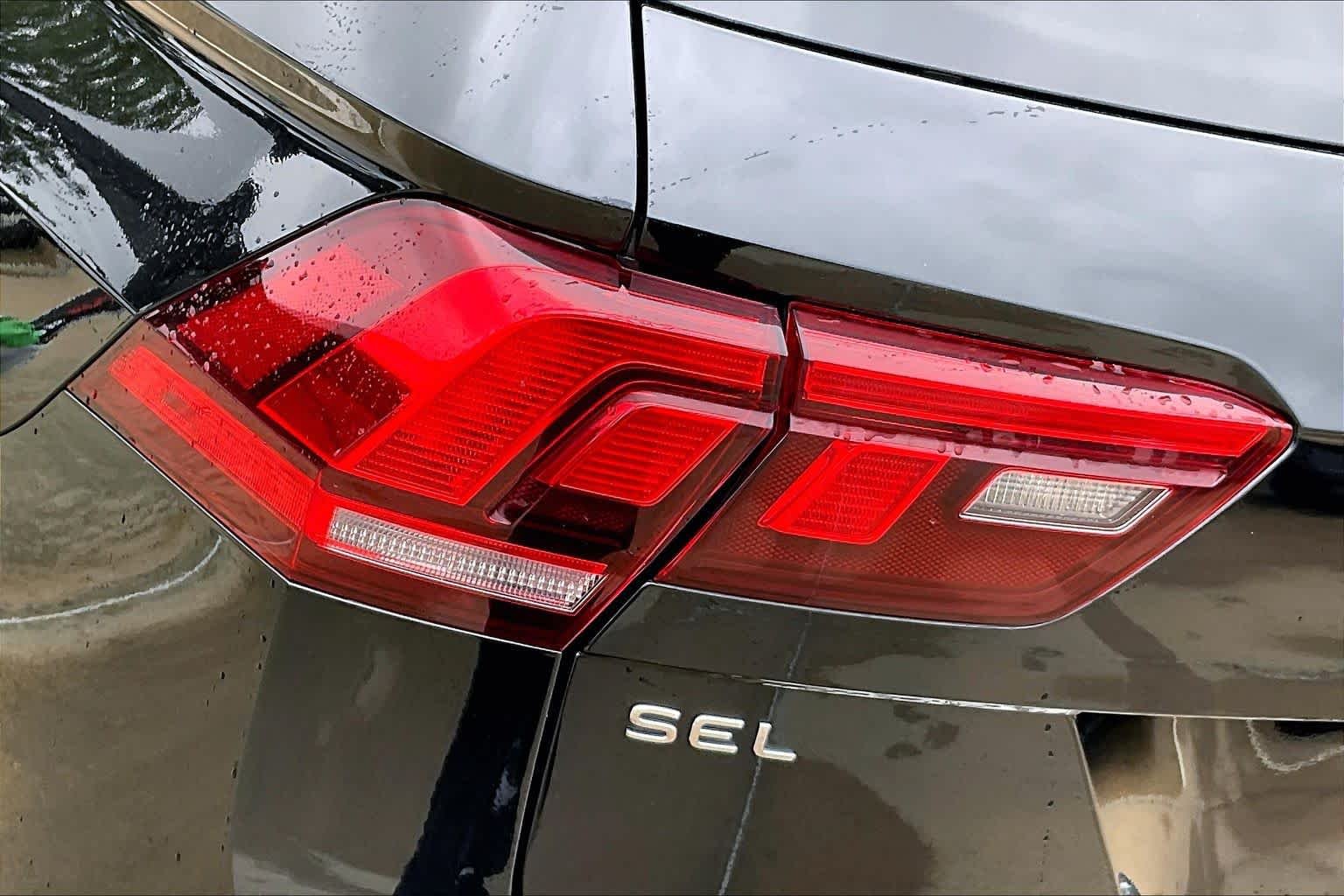Used 2022 Deep Black Pearl Volkswagen SEL R-Line image 29