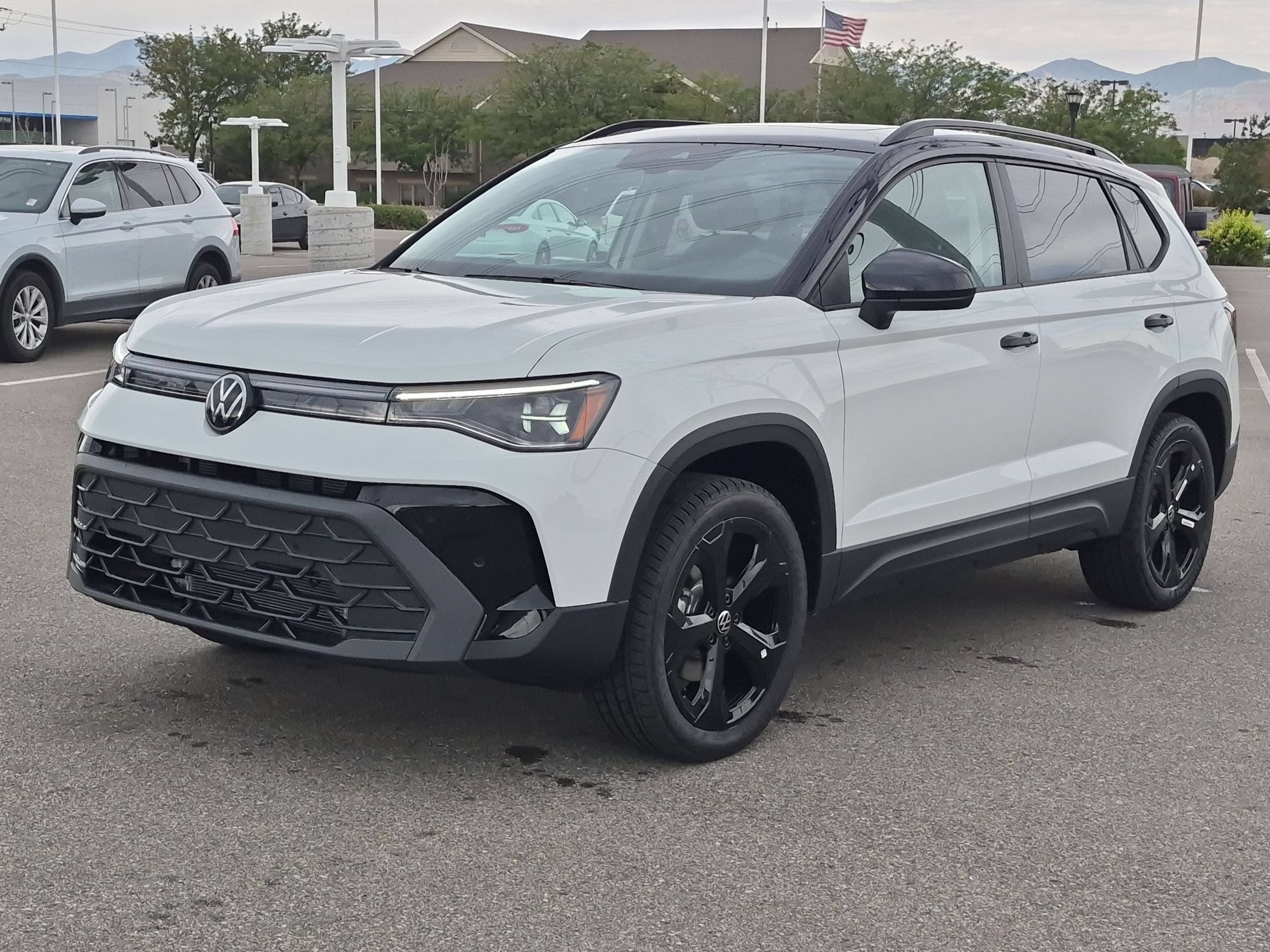 New 2026 Pure White w/Deep Blk Rf Volkswagen SE Black image 8