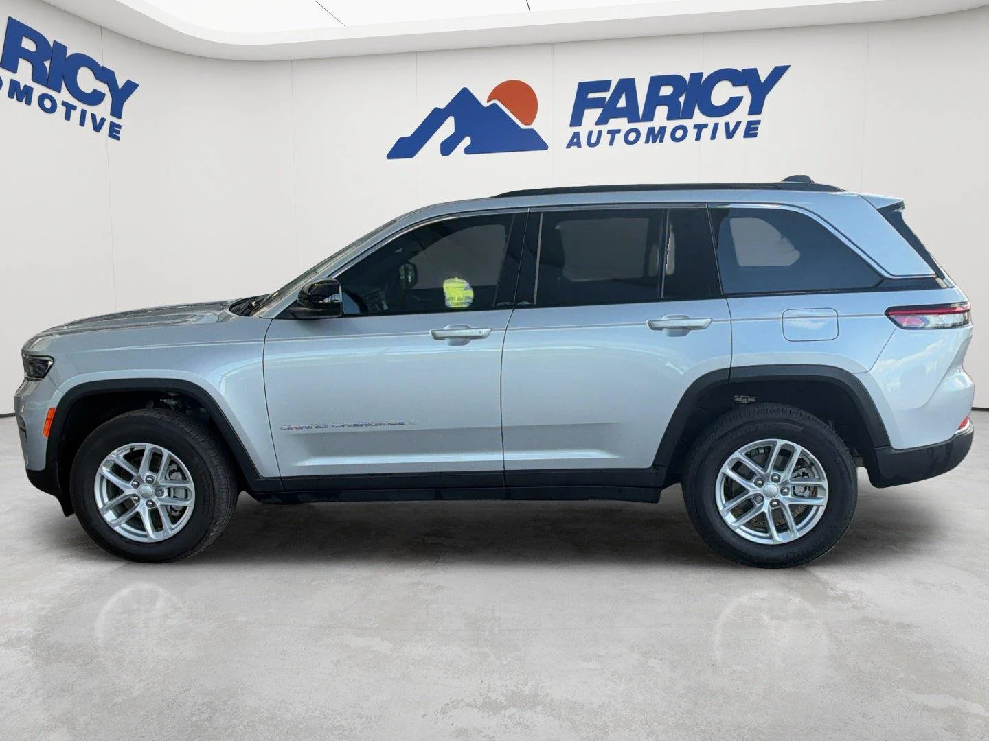 Used 2024 Silver Zynith Jeep Laredo X image 8