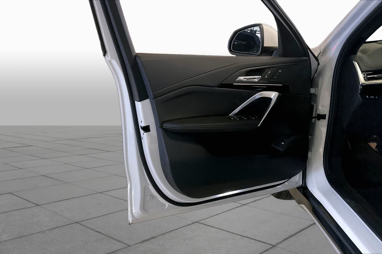 New 2026 Mineral White Metallic BMW xDrive28i image 10