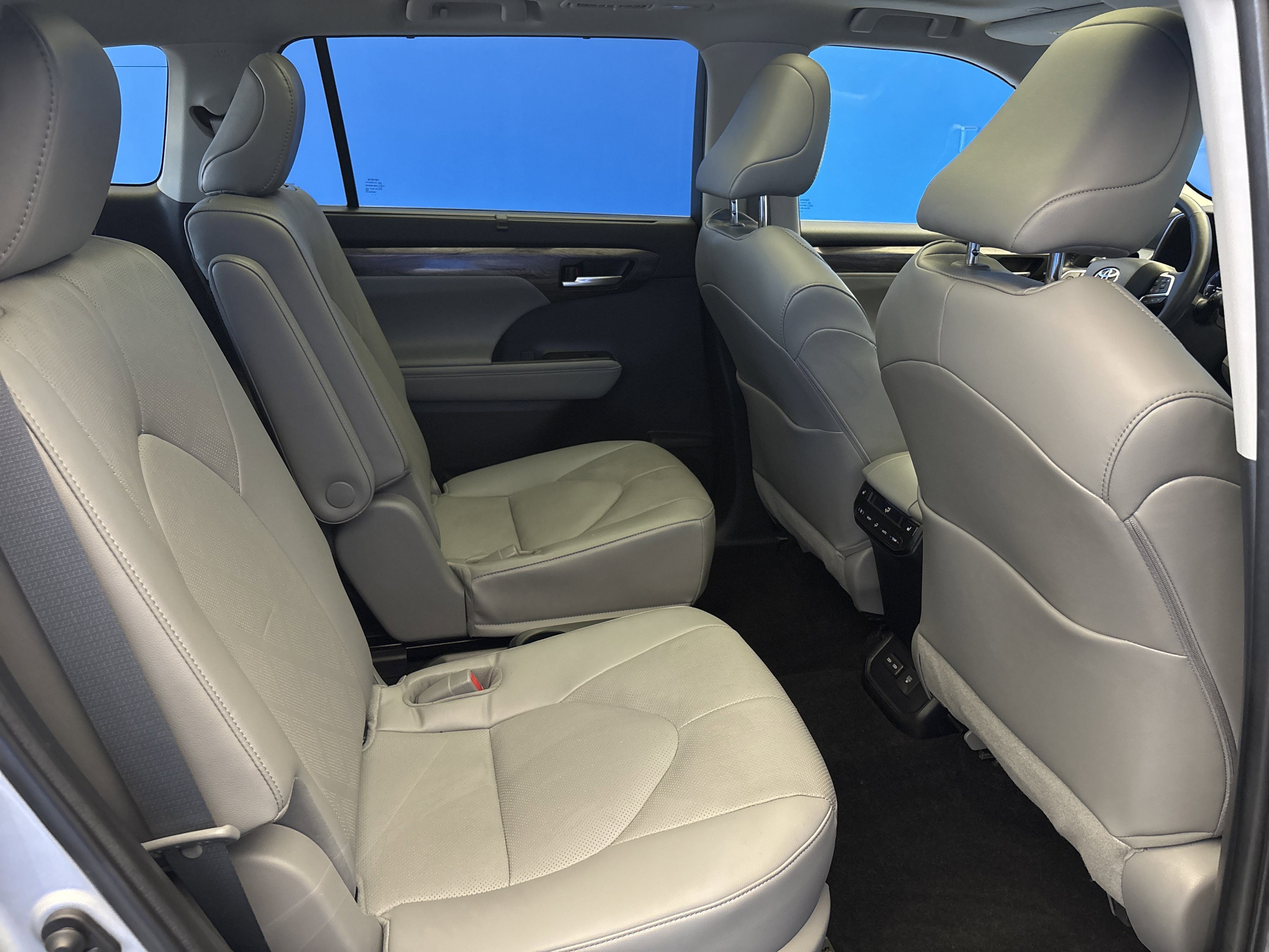 Used 2023 Celestial Silver Metallic Toyota Platinum image 25