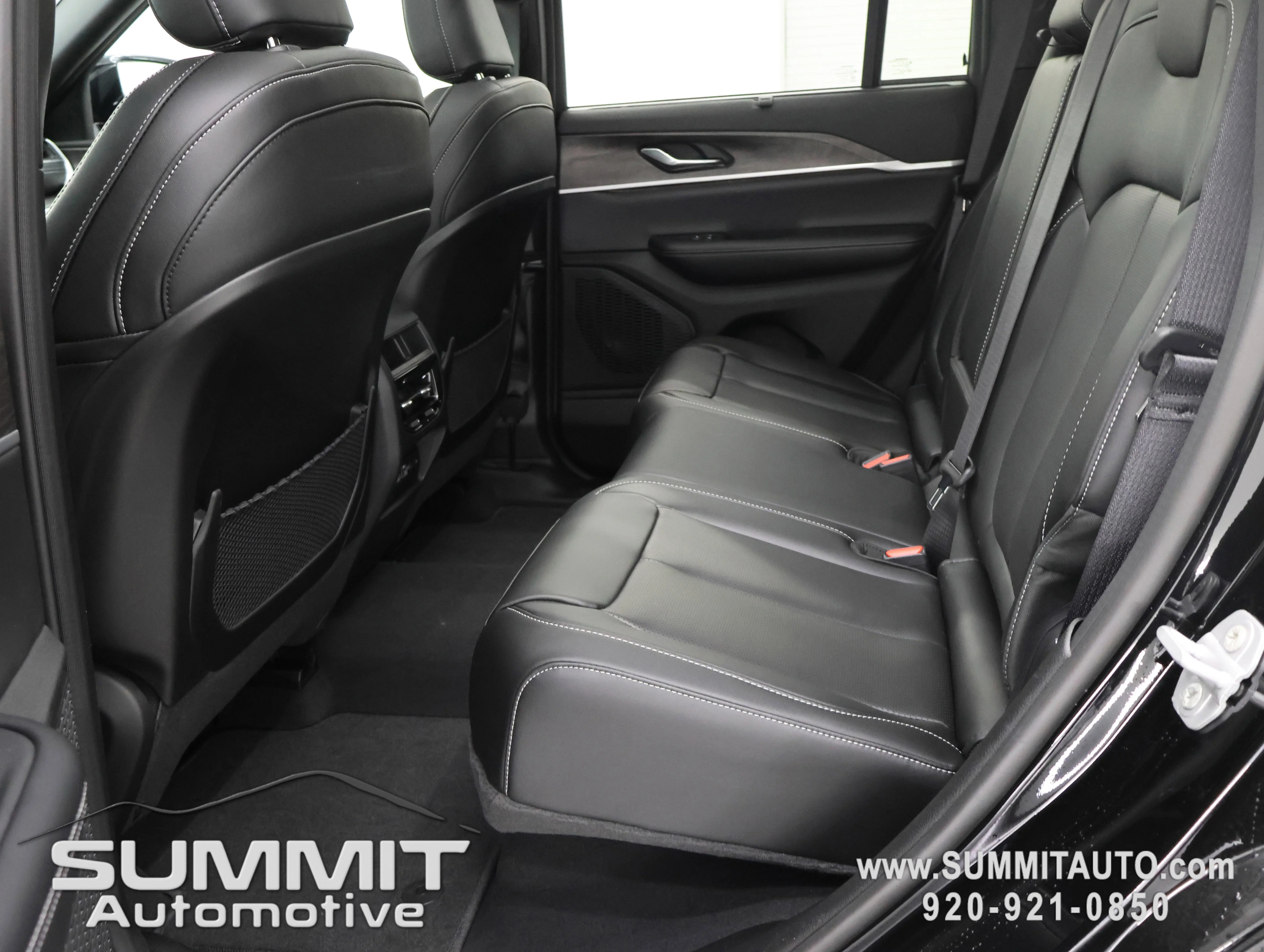 New 2025 Diamond Black Crystal Pearl-Coat Exterior Paint Jeep Limited image 39