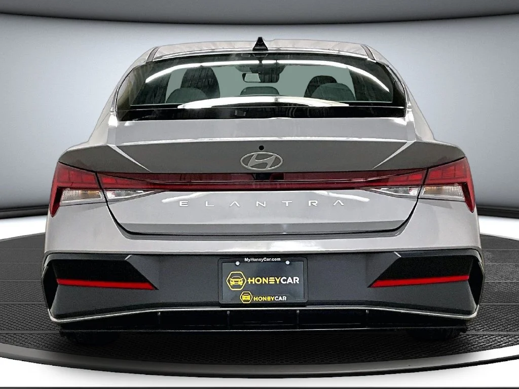 Used 2025 Silver Hyundai SEL Convenience image 5