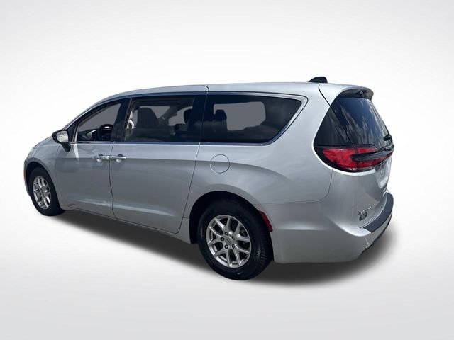Used 2024 Silver Mist Clearcoat Chrysler Touring L image 3
