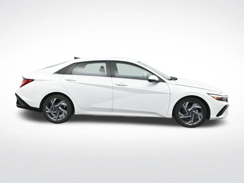 Used 2025 White Hyundai Limited image 4