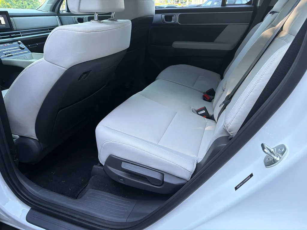 Used 2025 White Hyundai SE image 21