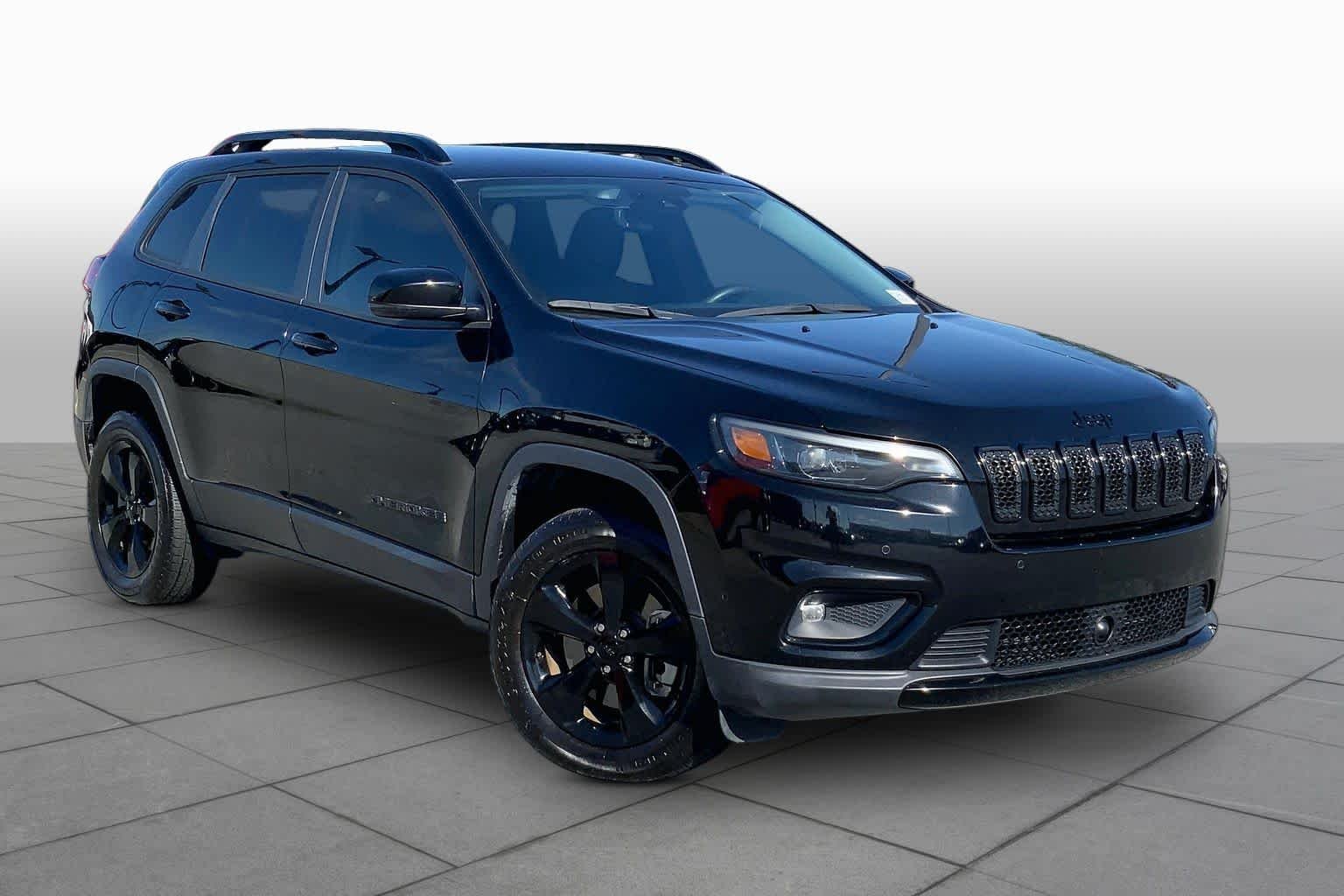 Used 2023 Diamond Black Crystal Pearlcoat Jeep Altitude Lux image 3