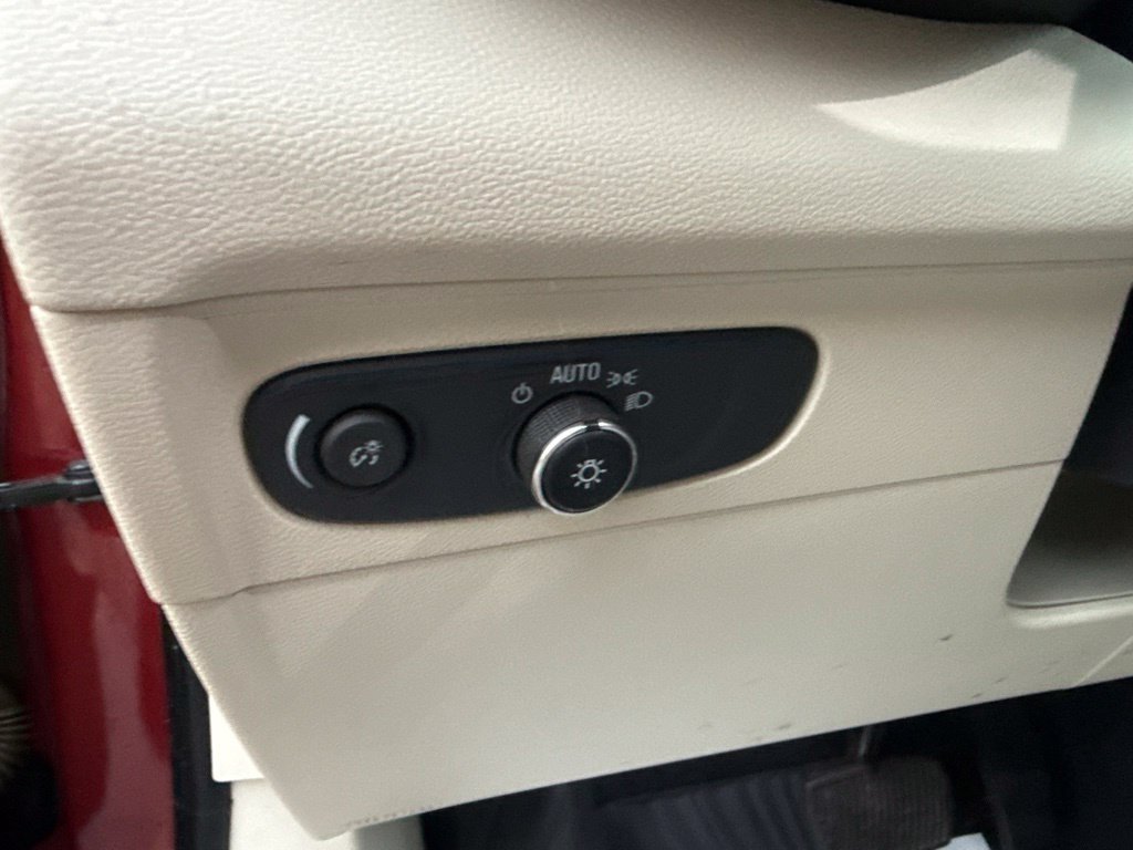 Used 2022 Red Buick Essence image 22