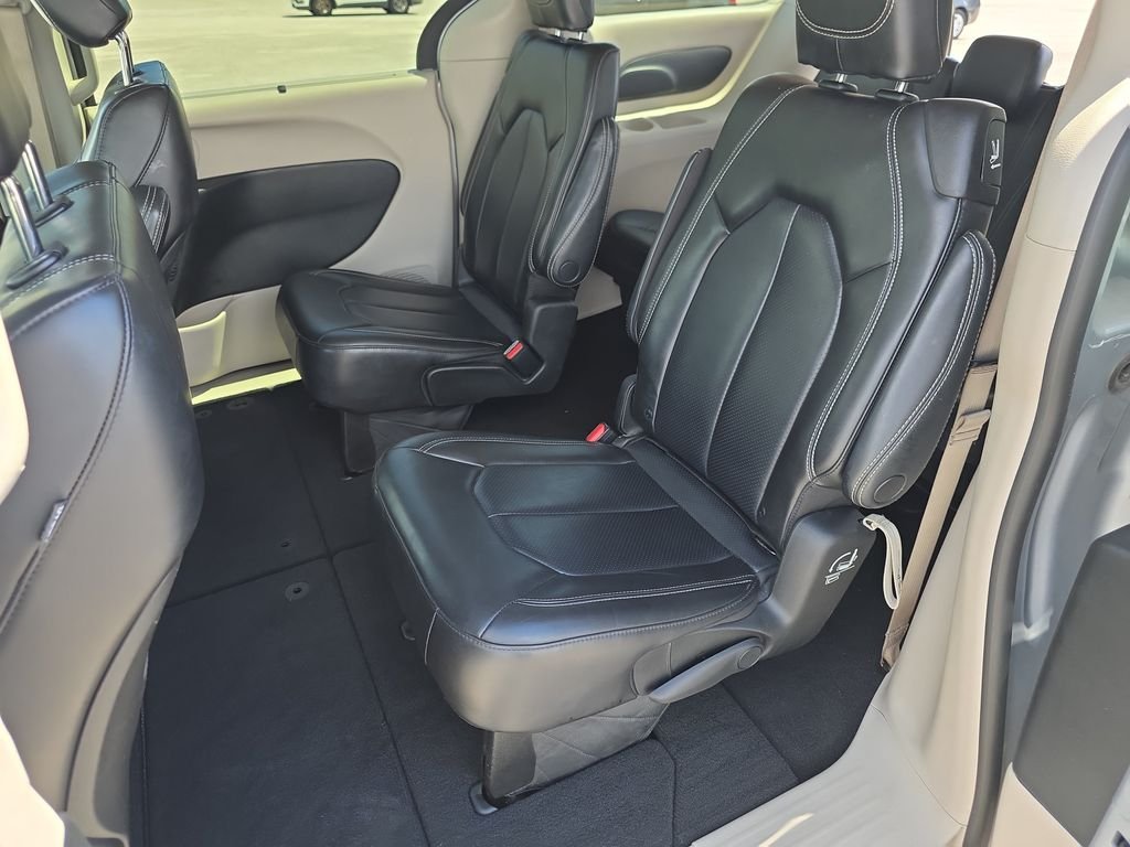 Used 2023 Silver Mist Clearcoat Chrysler Touring L image 30