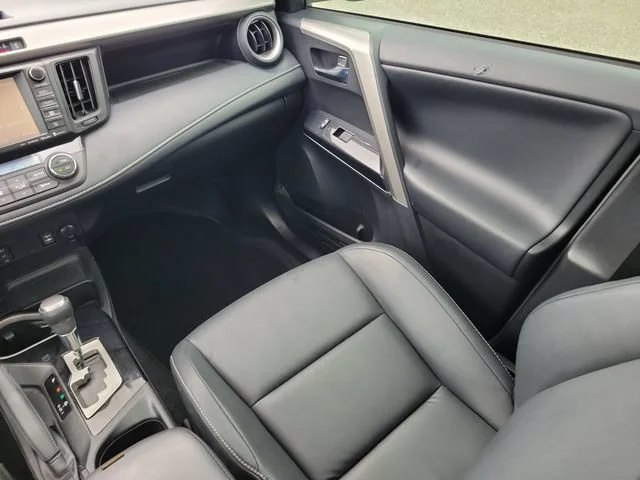 2017 Toyota RAV4 Limited - Photo 9