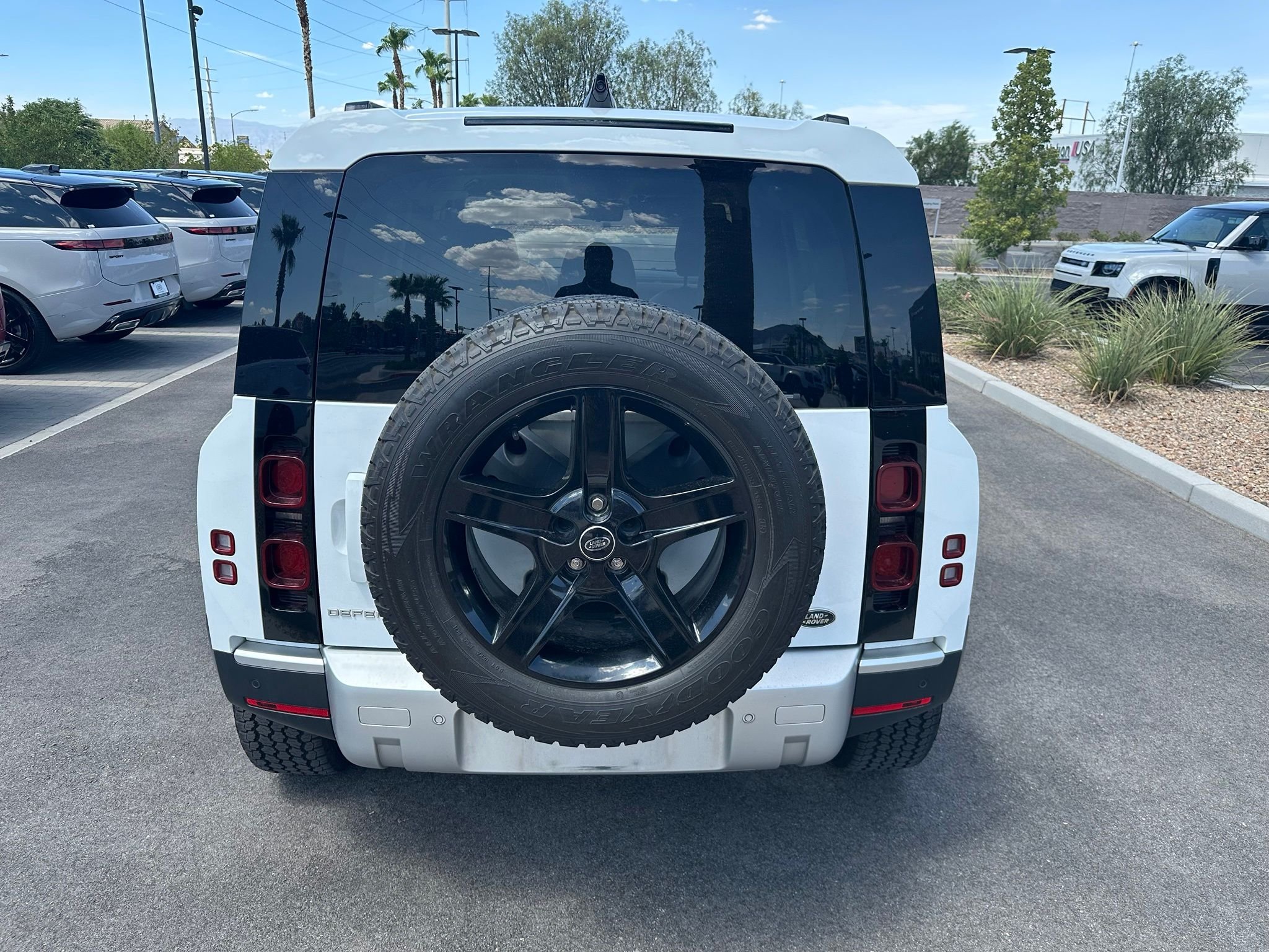 Used 2021 Fuji White Land Rover SE image 7