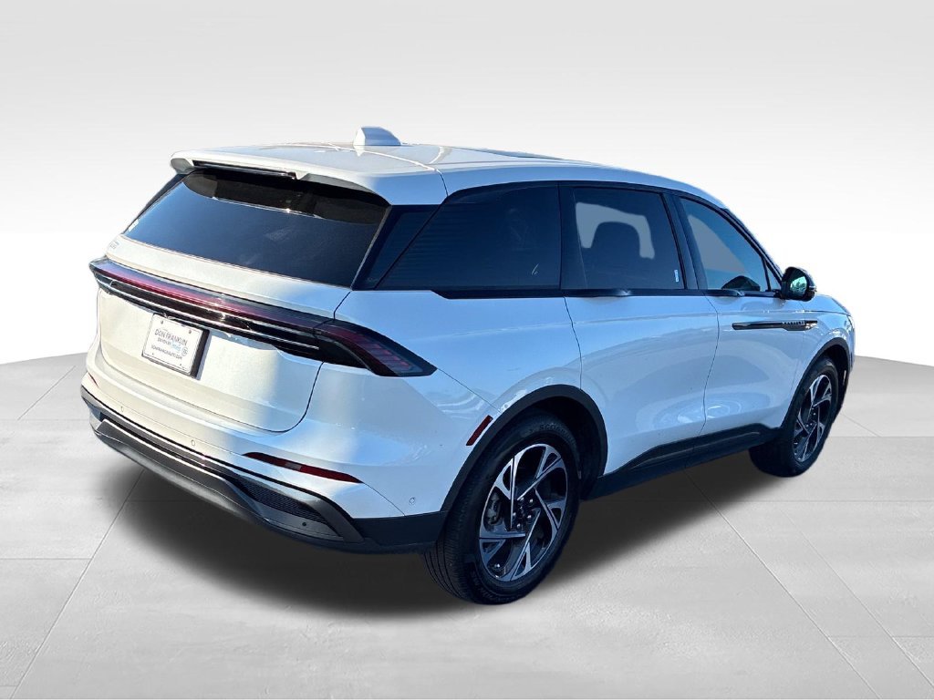 Used 2024 White Lincoln Premiere image 5