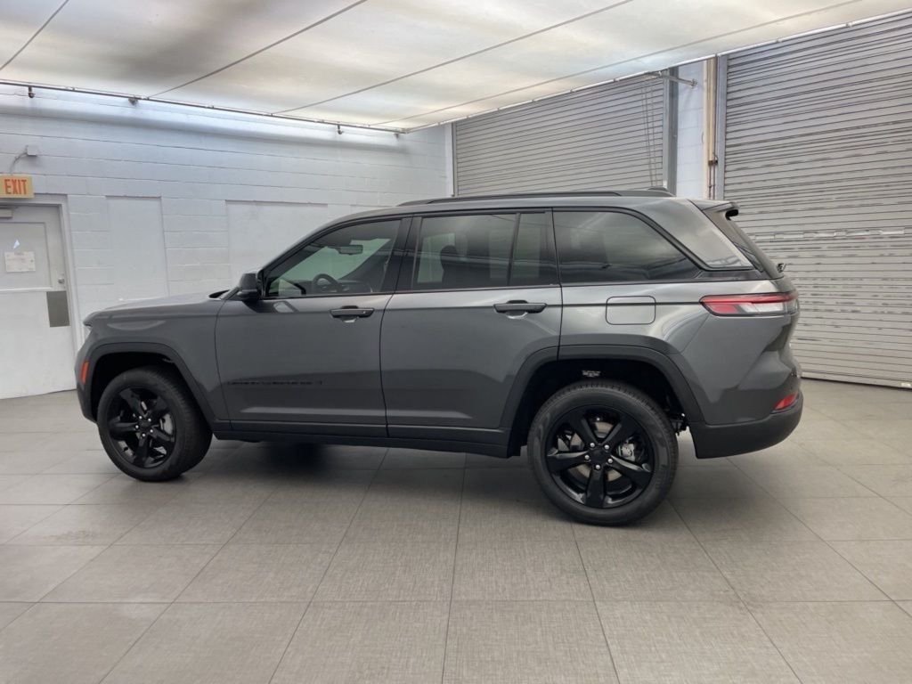 New 2025 Baltic Gray Metallic Clear-Coat Exterior Paint Jeep Limited image 5
