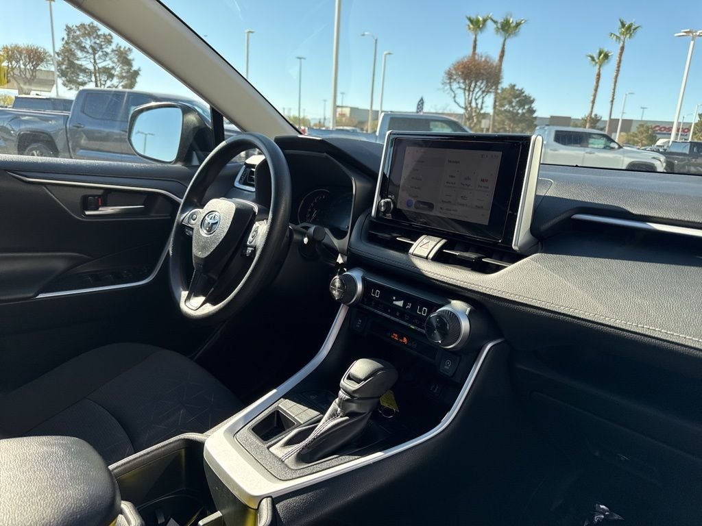 2025 Toyota RAV4 XLE - Photo 23