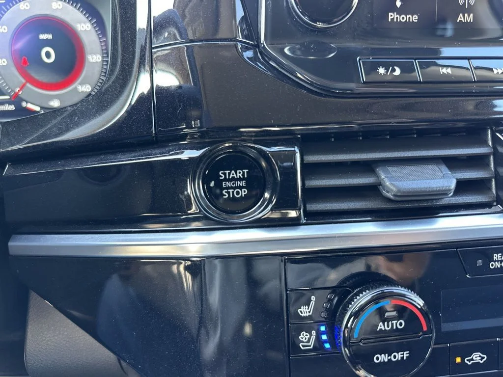 Used 2025 Black Nissan Platinum image 18