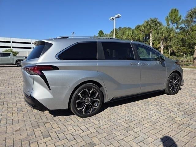 2025 Toyota Sienna Platinum - Photo 10