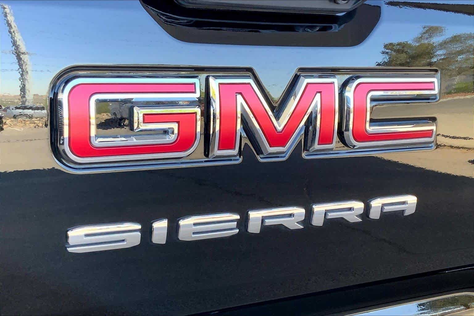 Used 2024 Onyx Black GMC Elevation image 31