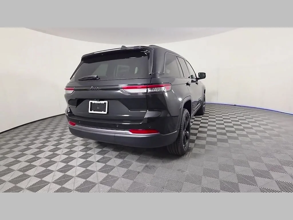 New 2026 Diamond Black Crystal Pearl-Coat Exterior Paint Jeep Limited image 25