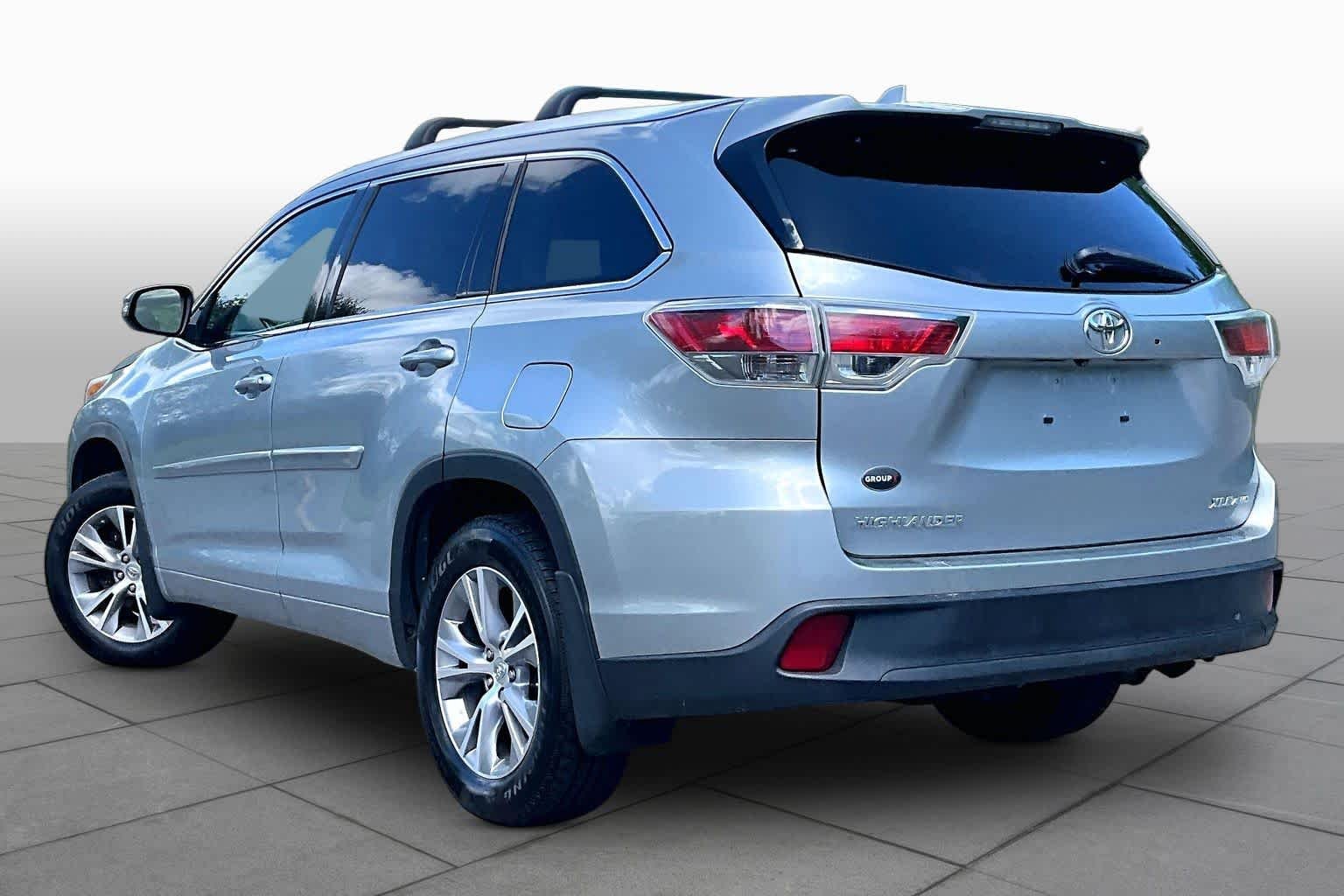 Used 2015 Silver Sky Metallic Toyota XLE image 12