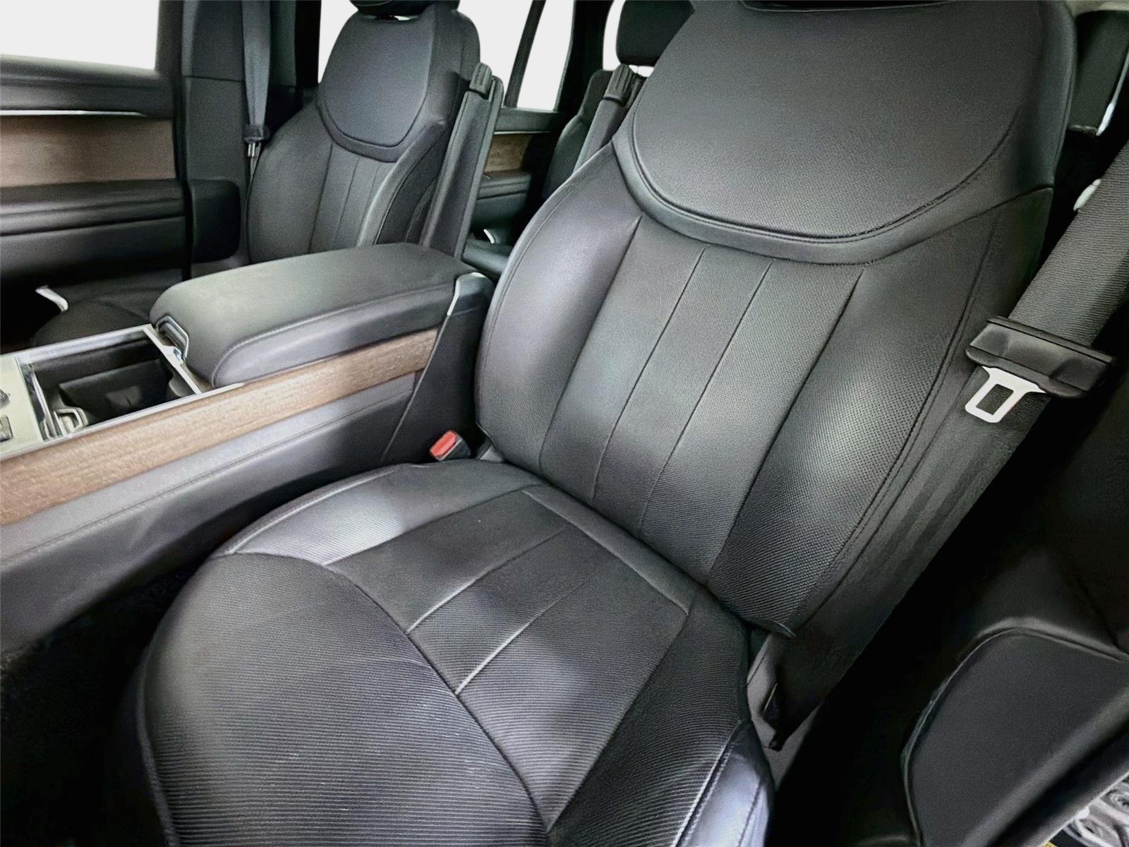Used 2023 Santorini Black Metallic Land Rover SE image 10